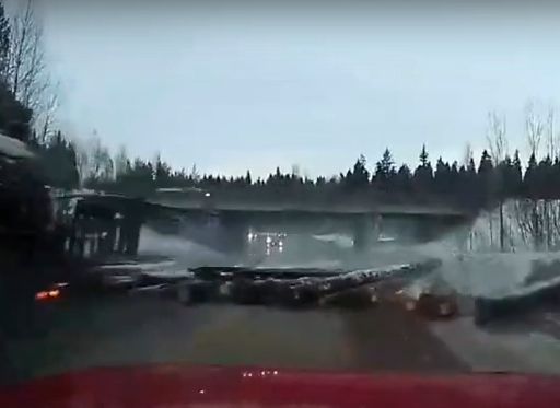 На окраине Кирова сорвавшиеся с лесовоза бревна едва не раздавили автомобиль (видео)