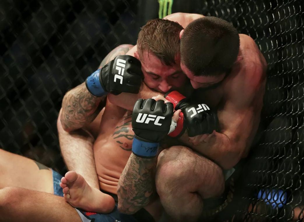 Нурмагомедов победил американца Пуарье в бою за чемпионский пояс UFC