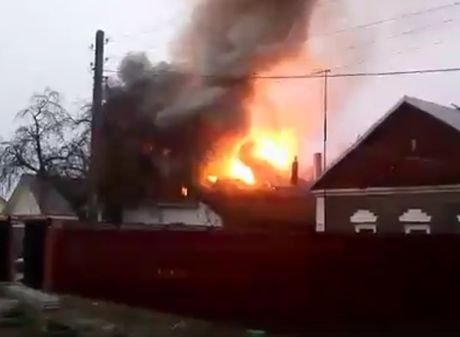Приокский затянуло дымом из-за пожара в частном доме (видео)