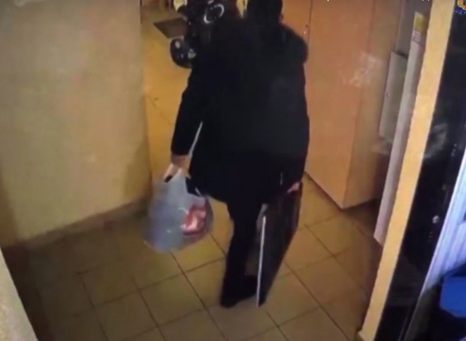 Кража двух телевизоров из квартиры в Рязани попала на видео