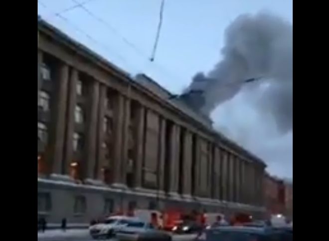 В Санкт-Петербурге из загоревшегося здания арбитражного суда эвакуировали 100 человек