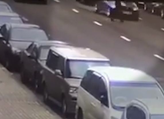 В Москве пенсионерка погибла после наезда сразу двух авто (видео)