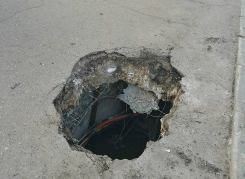 В Рязани мужчина провалился в четырехметровую яму в асфальте