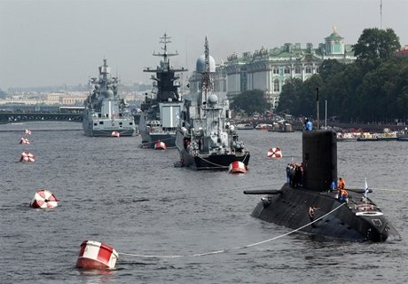 Путин принял военно-морской парад в Санкт-Петербурге (видео)