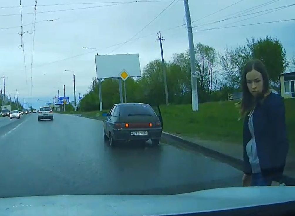 Девушка-водитель попала в аварию на улице Бирюзова