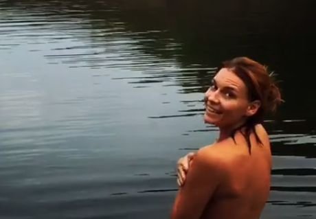 Известная актриса искупалась голой в реке под Рязанью