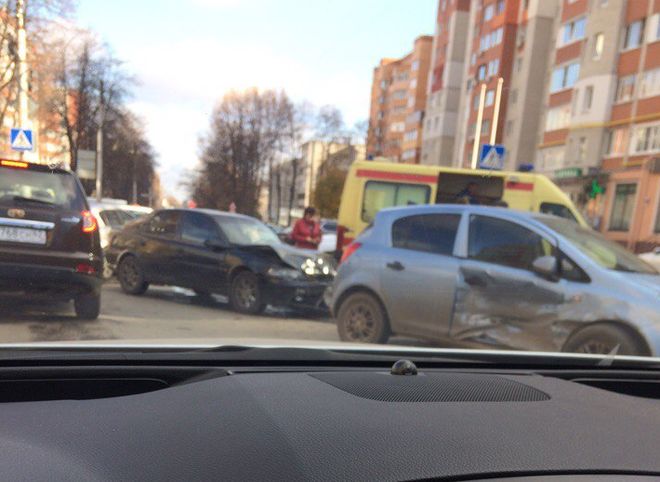 На улице Пушкина столкнулись Opel Vectra и Opel Corsa, пострадали двое мужчин