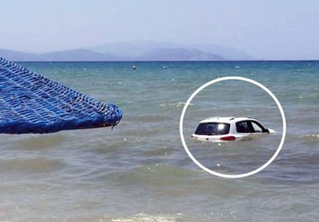 В Турции  машина врезалась в людей на пляже
