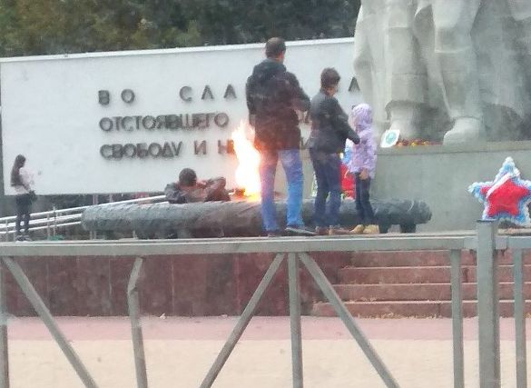 Фото: на площади Победы мужчина залез в чашу Вечного огня