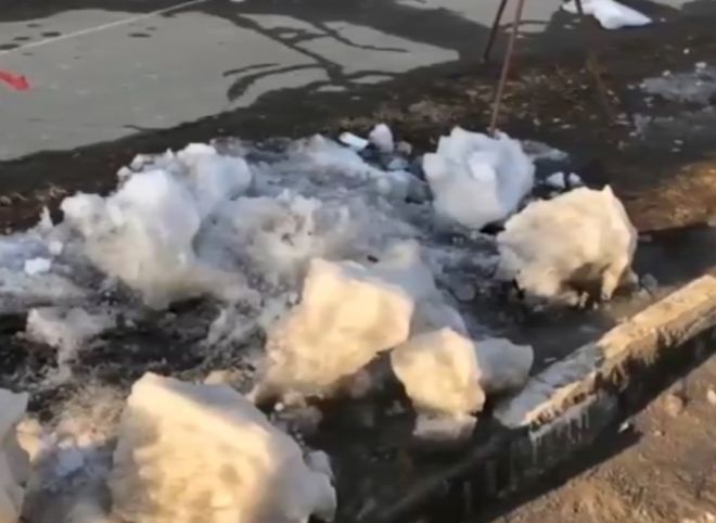 В Омске на студента упала глыба льда (видео)