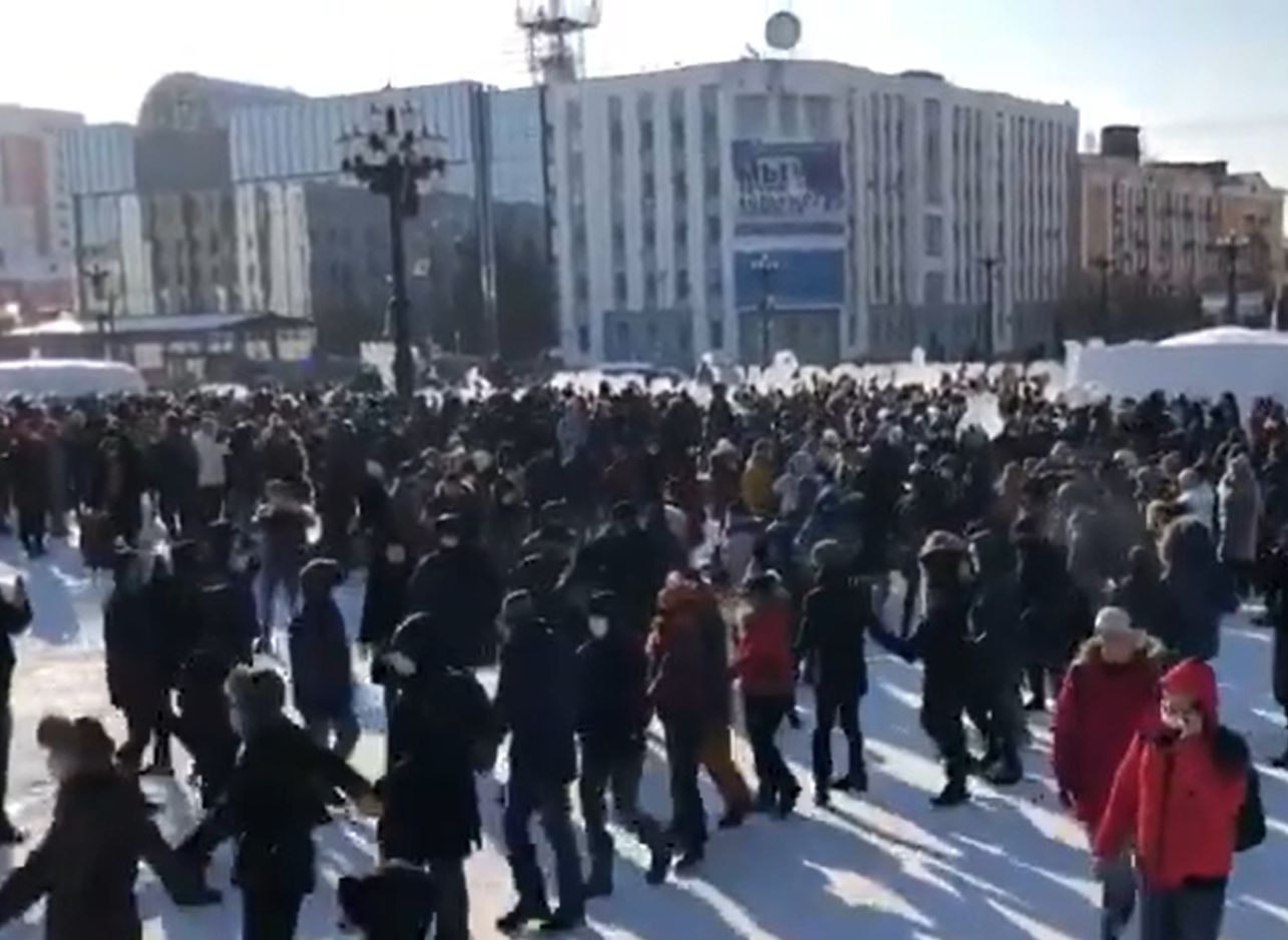 В Хабаровске протестующие водили хоровод вокруг ОМОНа