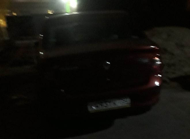 Соцсети: в Рязани бомж разбил стекла припаркованной машины