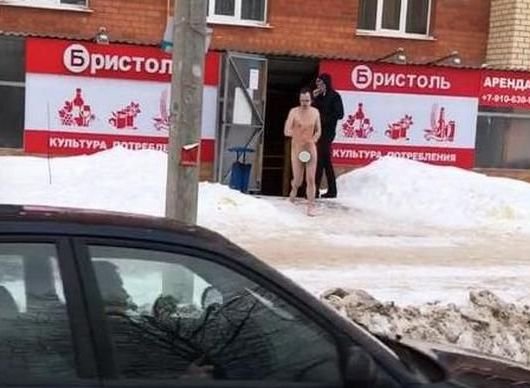 Мужчина, бегавший голым по Дашково-Песочне, попал на видео