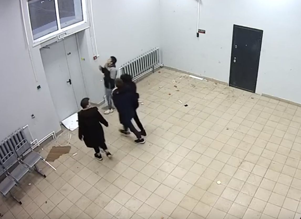В Рязани подростки-вандалы разнесли зал ожидания на станции Лесок