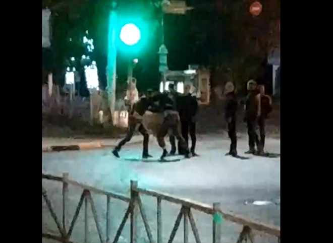 В центре Рязани засняли водителей, которые подрались после ДТП