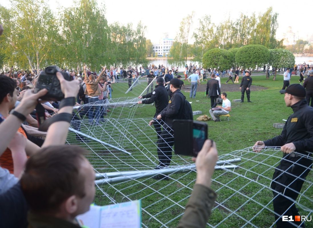 В Екатеринбурге протестующие повалили забор на месте строительства храма