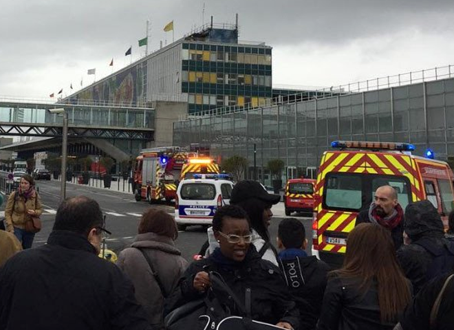 Неизвестный напал на патруль в аэропорту Парижа