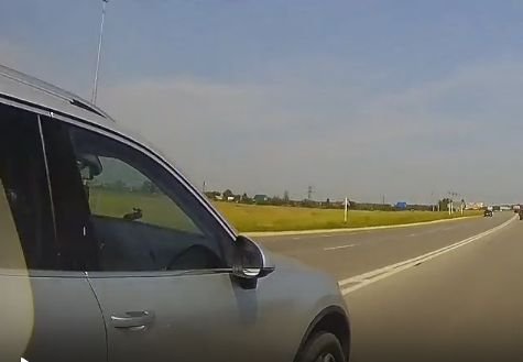 Рязанская автоледи дважды подрезала через двойную сплошную (видео)