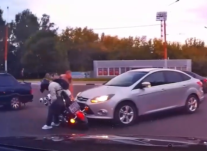 Наезд на мотоциклиста на улице Спортивной попал на видео