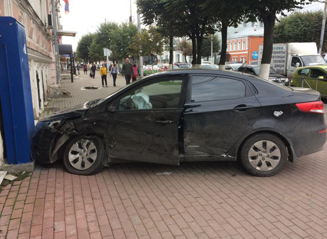 МВД: в столкновении Kia и маршрутки на улице Ленина пострадали четыре человека