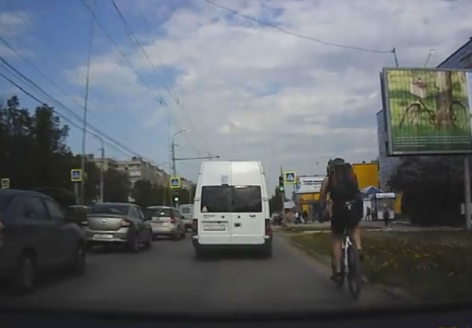 В Рязани маршрутка сбила велосипедиста (видео)