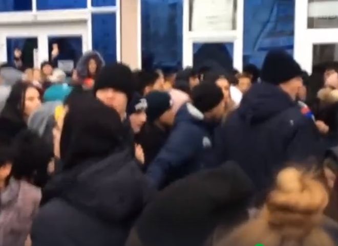 В Сургуте толпа устроила давку на акции по раздаче роллов (видео)