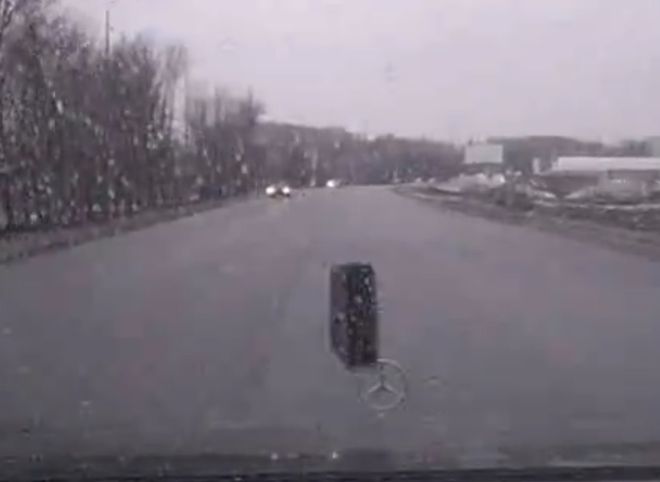 На Ряжском шоссе неизвестный предмет повредил лобовое стекло автомобиля (видео)