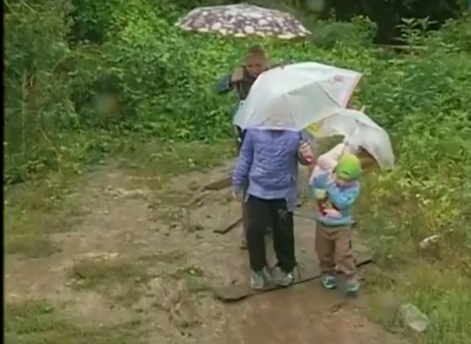 Рязанские дети добираются до новой школы №75 по грязевым тропам