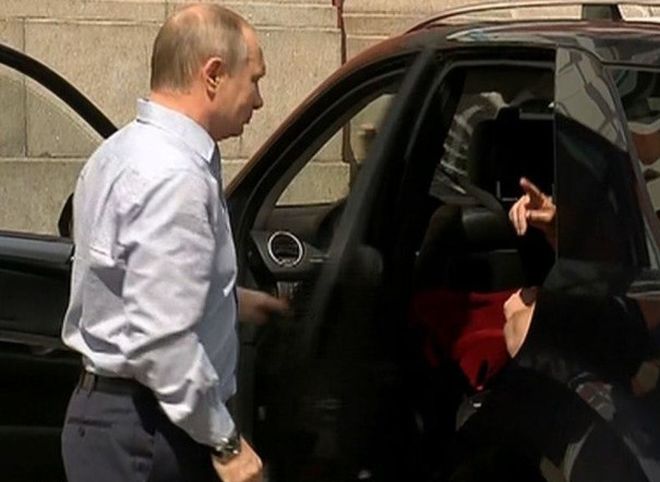 Песков рассказал, кто сидел в машине Путина на Валааме