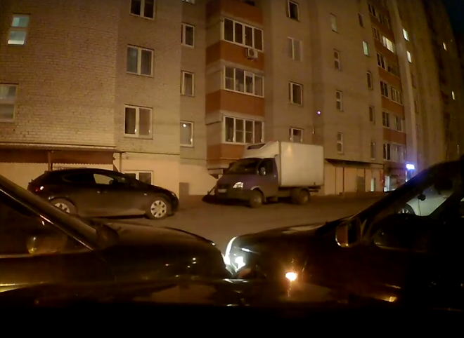 В рязанском дворе пьяный водитель протаранил припаркованные автомобили (видео)