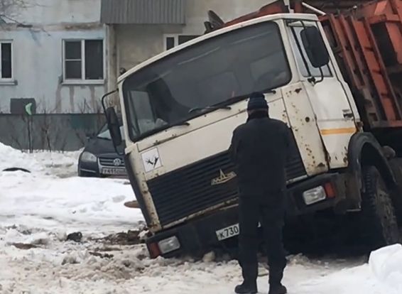 Во дворе многоэтажки на улице Советской Армии застрял мусоровоз