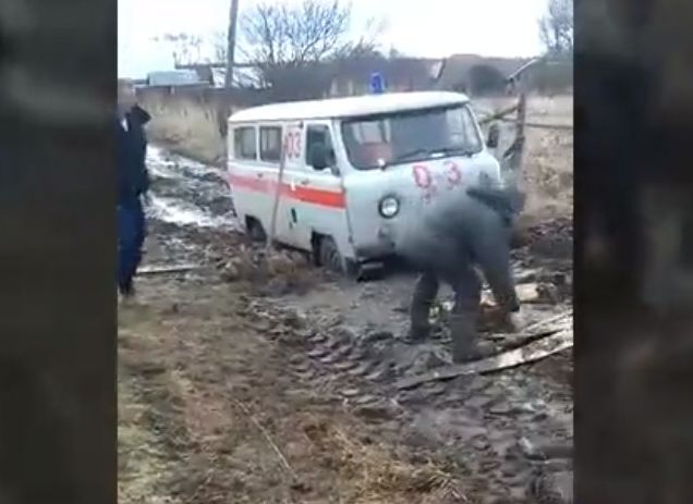 Под Шацком машина скорой помощи застряла в грязи (видео)