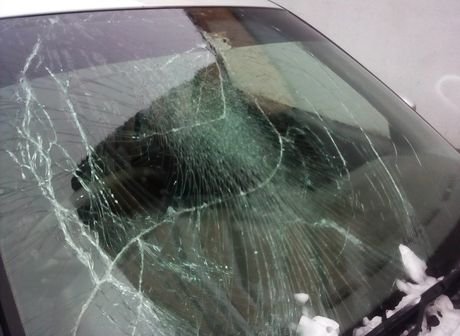 В Рязани автомобиль пострадал от упавшего с крыши снега