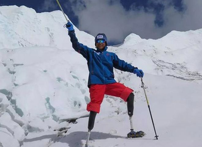 Безногий пенсионер из Китая вскарабкался на Эверест