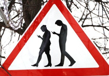 Дорожный знак о пешеходах с гаджетами появился в Москве