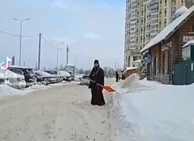 В Рязани засняли священника, расчищающего дорогу от снега