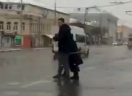Видео: на площади Ленина молодой человек переводит бабушку через дорогу