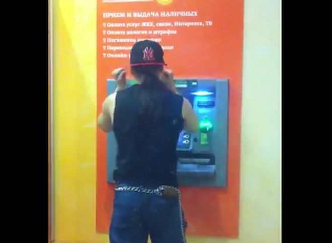 В Рязани молодой человек «поговорил по-мужски» с банкоматом (видео)