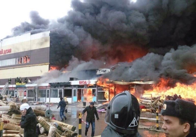 В Казани обвалился вход в горящий торговый центр