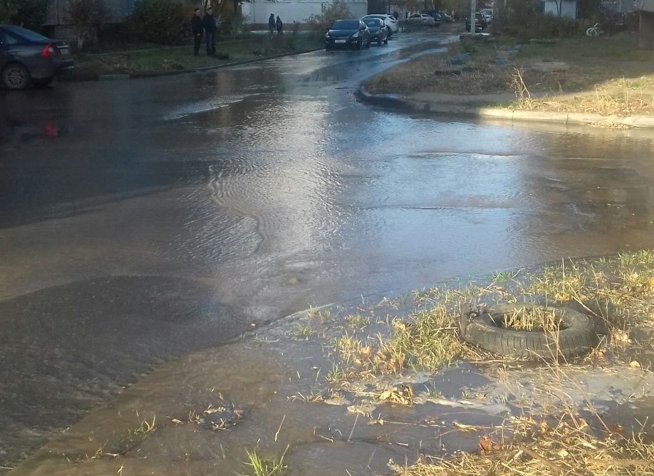 «Водоканал» ликвидирует последствия аварии на улице Зубковой
