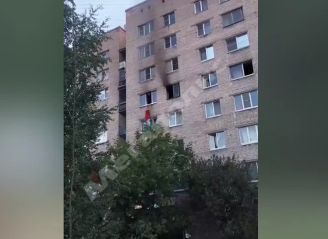 В Петербурге засняли момент смертельного падения из окна спасавшейся от пожара женщины