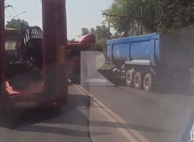 На Куйбышевском шоссе фура перегородила дорогу