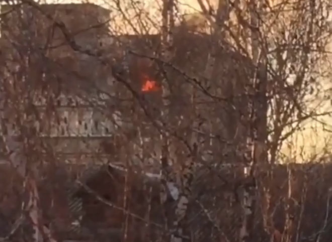 На улице Черновицкой загорелся жилой дом (видео)