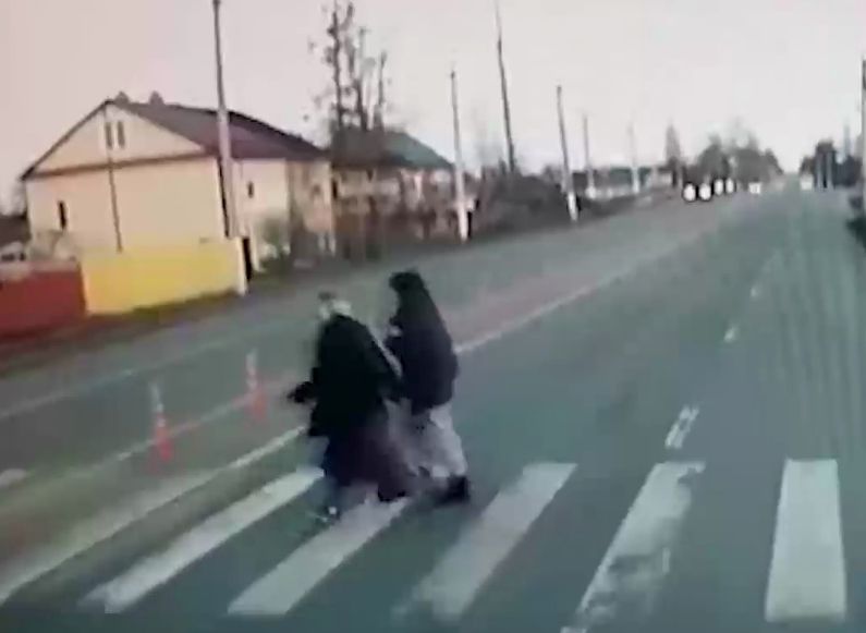 Смертельный наезд на двух девушек в Ленинградской области попал на видео