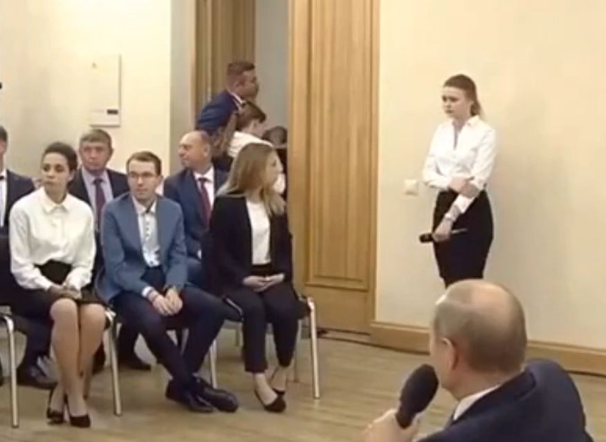 Студентке УрФУ стало плохо во время встречи с Путиным (видео)