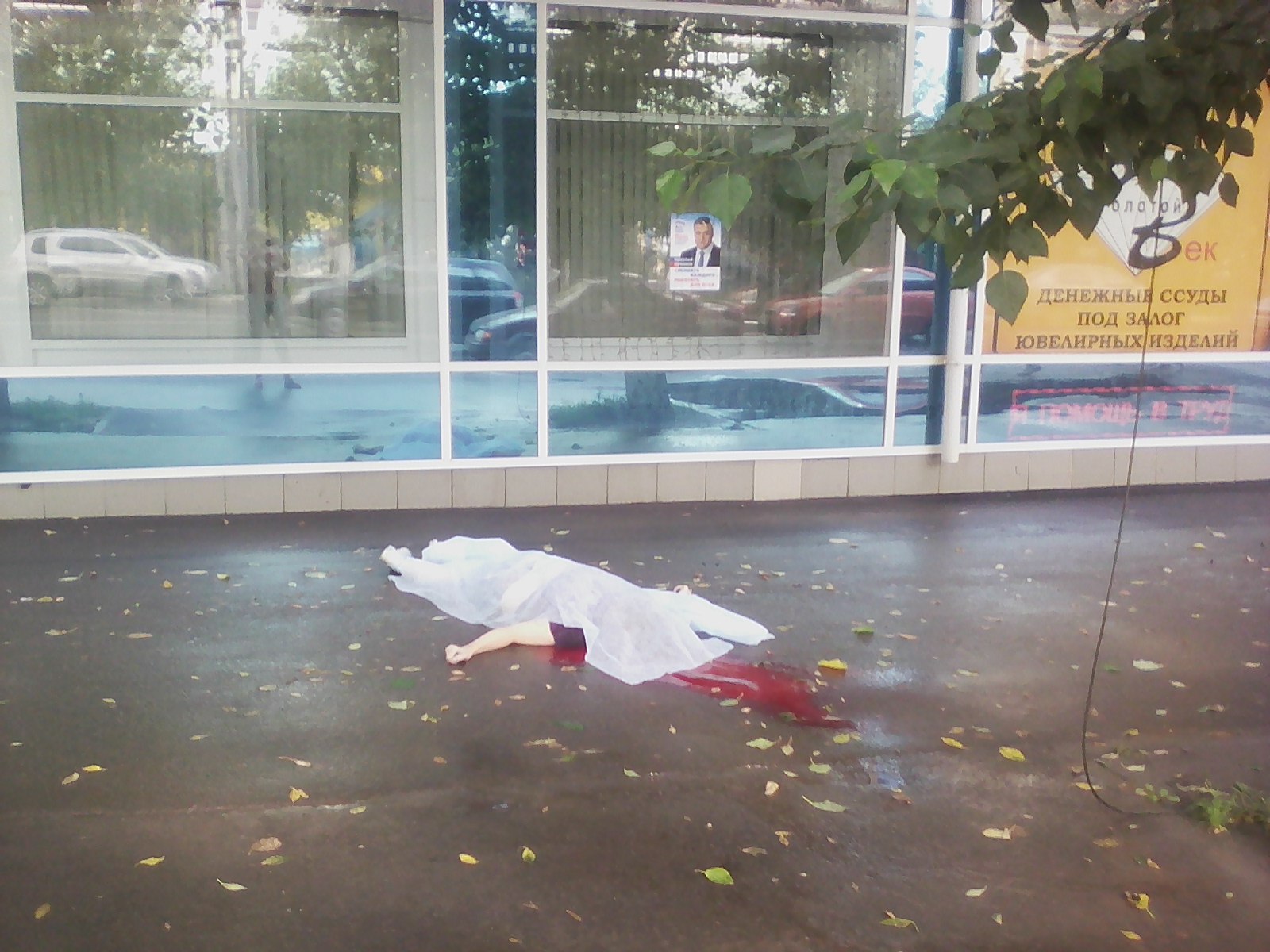 На площади Театральной женщина упала с пятого этажа (фото)