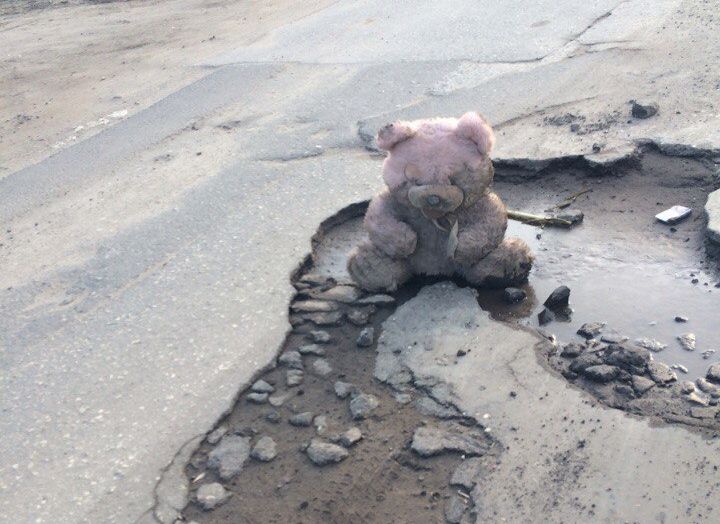 Фото: в Дягилеве дорожную яму «заделали» плюшевым мишкой