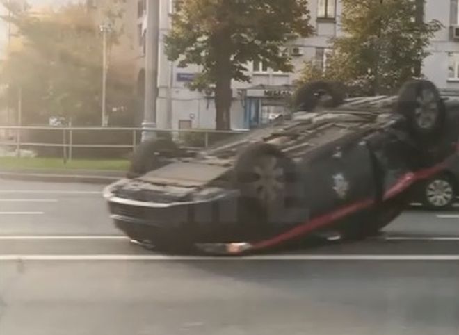 В Москве после столкновения с мотоциклом перевернулась машина СК РФ (видео)