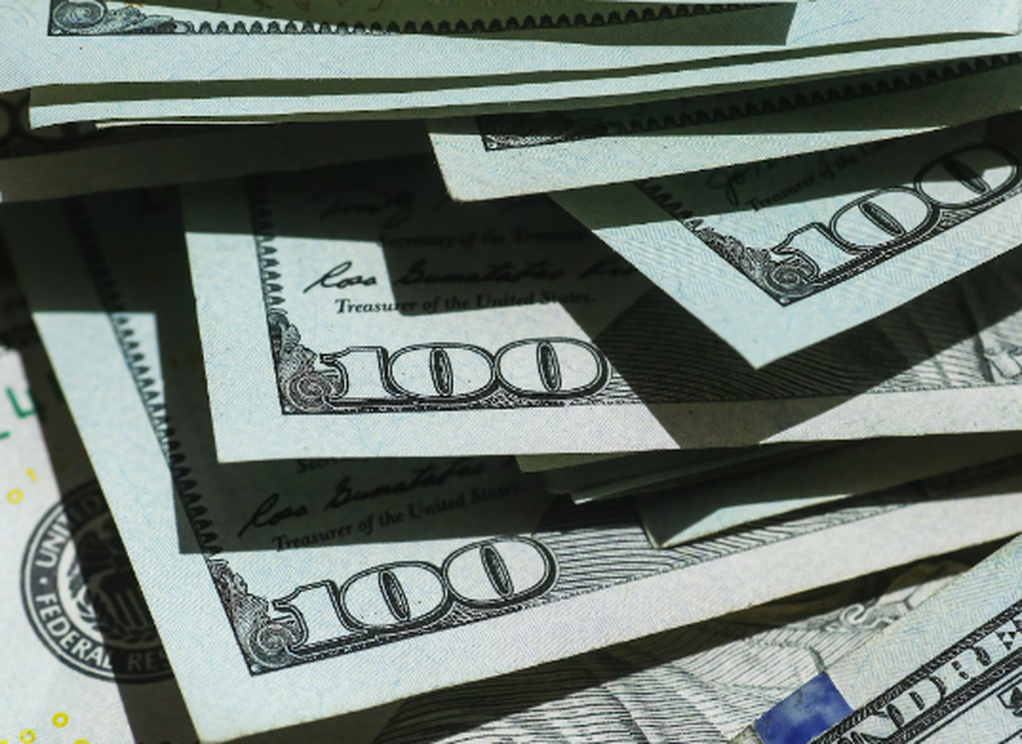 Курс доллара на Мосбирже поднялся выше 102 рублей