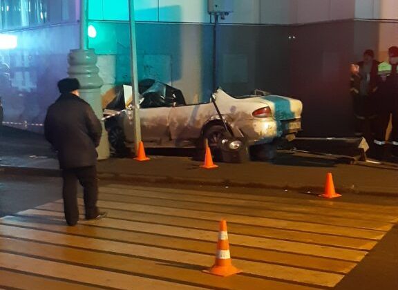 В Москве автомобиль врезался в вестибюль МЦК, два человека погибли